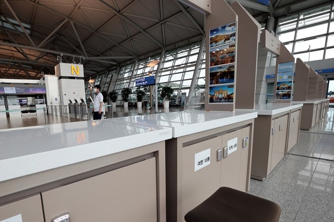 This undated file photo shows a tour agency's vacant window at Incheon International Airport, west of Seoul. (Yonhap)