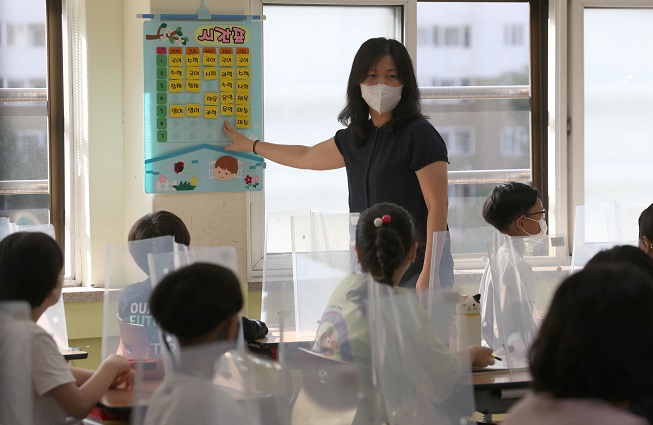 This Sept. 6, 2021, file photo shows a teacher teaching a class with partial attendance at an elementary school in northern Seoul. (Pool photo) (Yonhap)