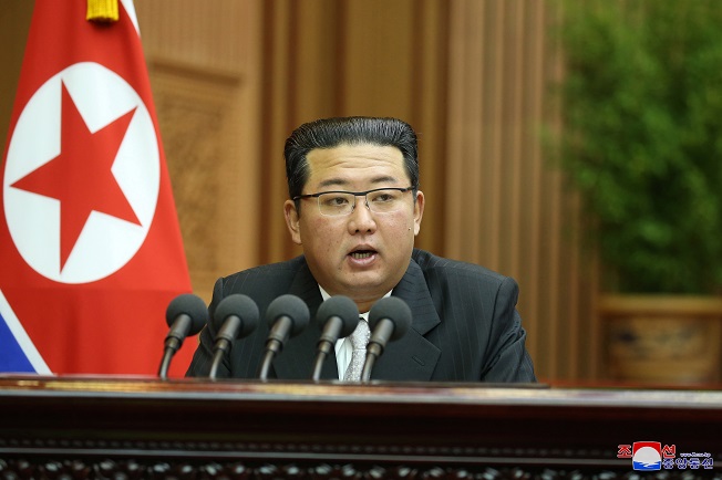 North Korean leader Kim Jong-un speaks during the second day of a session of the Supreme People's Assembly, the North's parliament, at the Mansudae Assembly Hall in Pyongyang on Sept. 29, 2021, in this photo released by the North's official Korean Central News Agency (KCNA) the next day. (Yonhap)
