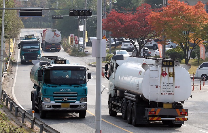 This file photo shows fuel tank trucks in Seongnam, southern Seoul. (Yonhap)