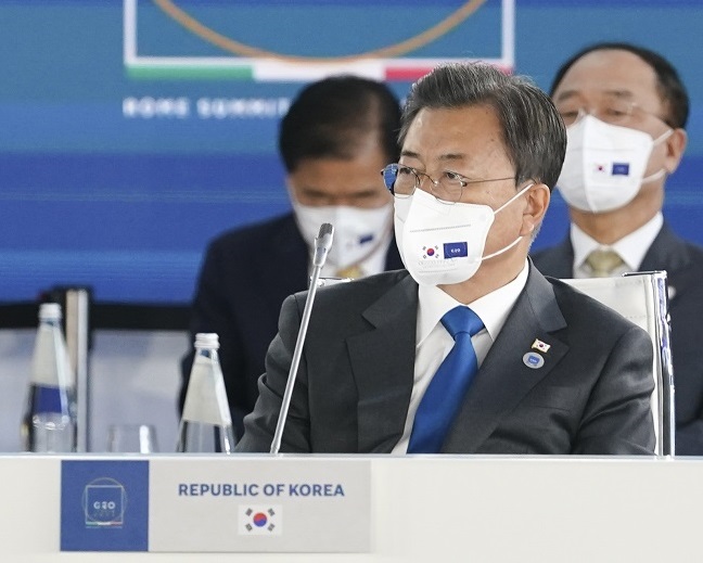 President Moon Jae-in attends a G-20 summit session on the global economy and health in Rome on Oct. 30, 2021. (Yonhap)