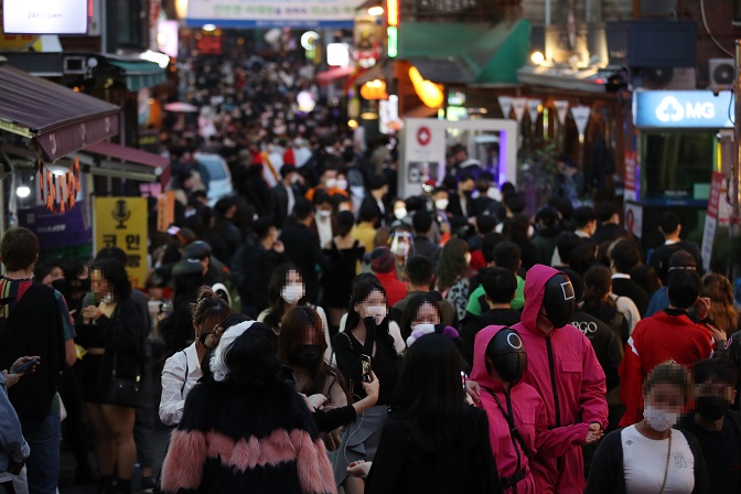 A street in Itaewon, central Seoul, is crowded on Halloween on Oct. 31, 2021. (Yonhap)