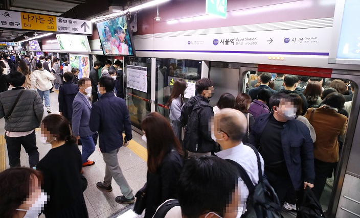A subway stop for Seoul Station is busy with commuters in the morning on Nov. 1, 2021, the first day South Korea's "living with COVID-19" scheme went into effect. (Yonhap)