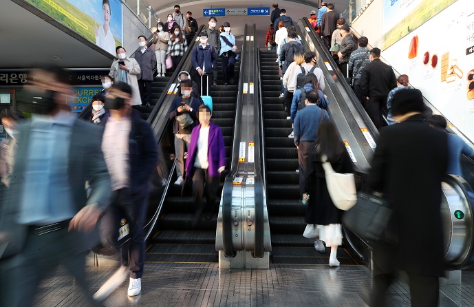 Seoul Station is busy with travelers in the morning on Nov. 1, 2021, the first day South Korea's "living with COVID-19" scheme went into effect. (Yonhap)