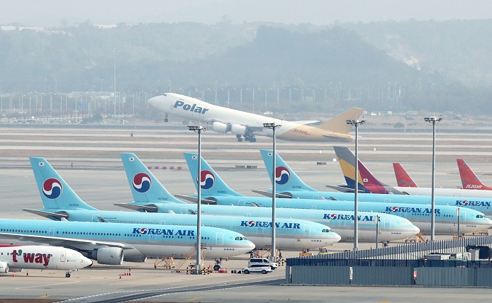 This file photo taken on Nov. 1, 2021, shows passenger jets of Korean Air Lines Co. at Incheon International Airport in Incheon. (Yonhap)