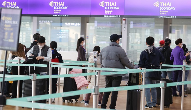 This photo taken on Nov. 1, 2021, shows outbound passengers for Thailand at Incheon International Airport in Incheon, just west of Seoul, amid eased virus curbs. (Yonhap)