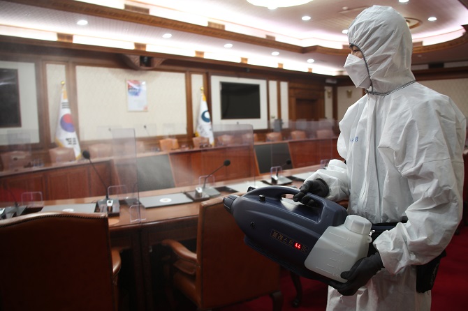 A quarantine official disinfects the Cabinet meeting room at the government complex in Seoul on Nov. 5, 2021, following the discovery the previous day that Han Sang-hyuk, the head of the Korea Communications Commission, has been infected with the new coronavirus, which has made Prime Minister Kim Boo-kyum and other Cabinet members subject to coronavirus tests. (Yonhap)