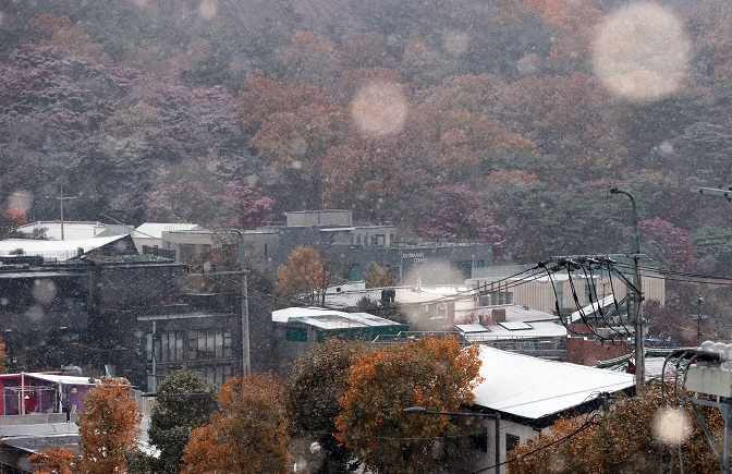 Seoul's first snow of the season falls in the central part of the city on Nov. 10, 2021. (Yonhap)