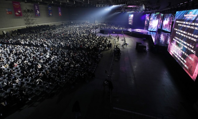Around 3,000 K-pop fans gather at the Korea International Exhibition Center (KINTEX) in Goyang, just northwest of Seoul, on Nov. 14, 2021, for the World K-pop Concert: B.I.T. 4U Concert, which is the first large-scale in-person indoor concernt organized by the governemnt since the outbreak of the COVID-19 pandemic. (Yonhap)