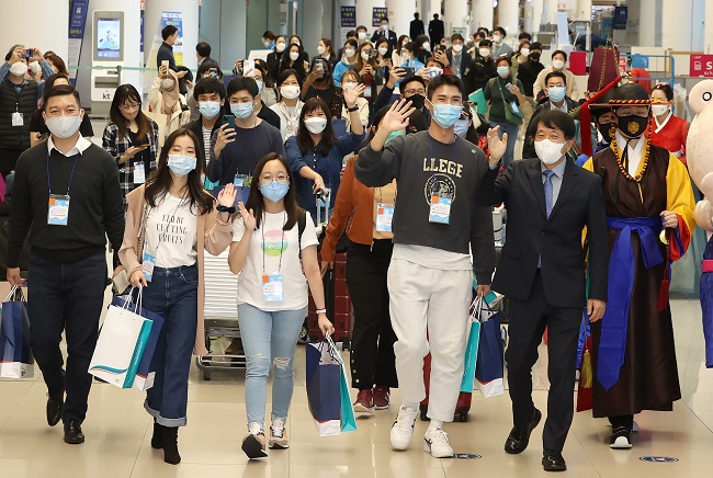 A group of Singaporean tourists and reporters arrives at Incheon airport, west of Seoul, on Nov. 15, 2021, after South Korea and the Southeast Asian country signed a "travel bubble" pact that refers to a quarantine-free travel partnership between two or more cities or countries with similar levels of COVID-19 cases on Nov. 8. (Yonhap)