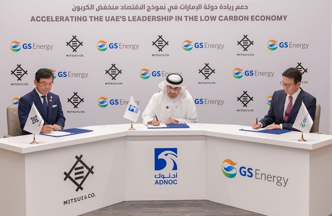 ADNOC CEO Dr. Sultan Ahmed Al Jaber (C), GS Energy CEO Huh Yong-soo (R) and Katsuhiro Nakagawa, head of Mitsui & Co.'s Middle East division, sign an agreement during a ceremony at ADNOC's headquarters in Abu Dhabi, on Nov. 14, 2021 (local time), in this photo later provided by GS Energy.
