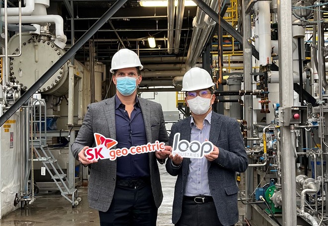 SK Geocentric CEO Na Kyung-soo (R) poses for photo with Loop Industries CEO Daniel Solomita while on a visit to the company in Quebec, in this photo provided by SK Geocentric on Nov. 17, 2021.