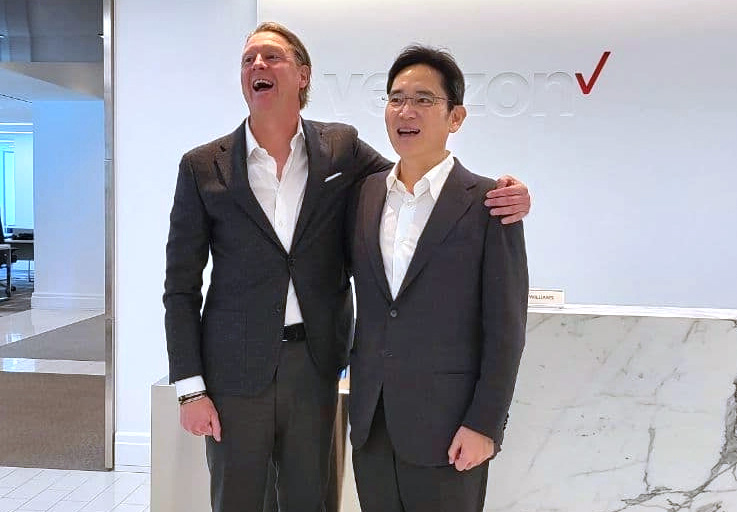Samsung Electronics Co. Vice Chairman Lee Jae-yong (R) poses for a photo with Hans Vestberg, chief of the telecommunication firm Verizon Communications, during their meeting at the U.S. company's headquarters in Basking Ridge, New Jersey, on Nov. 17, 2021, in this photo released by Samsung.
