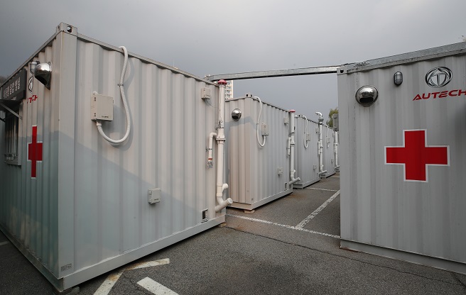 Makeshift wards made of containers are set up at a parking lot of the Seoul Medical Center in Seoul on Nov. 18, 2021. (Yonhap)
