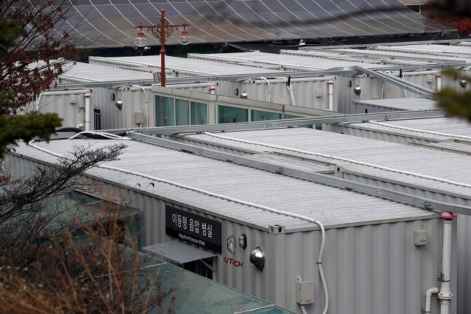 This photo, taken Nov. 19, 2021, shows make-shift negative pressure rooms installed in a parking lot of a Seoul hospital in the northwestern Seoul. (Yonhap)