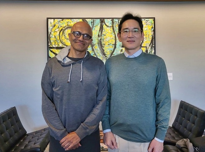 Samsung Electronics Co. Vice Chairman Lee Jae-yong (R) poses with Microsoft Corp. CEO Satya Nadella ahead of their meeting at the Microsoft headquarters in Washington, the United States, on Nov. 20, 2021, in this photo later provided by Samsung. 