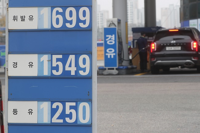 A driver fuels up his car at a gas station in Seoul on Nov. 21, 2021, amid concerns over soaring oil prices. (Yonhap)