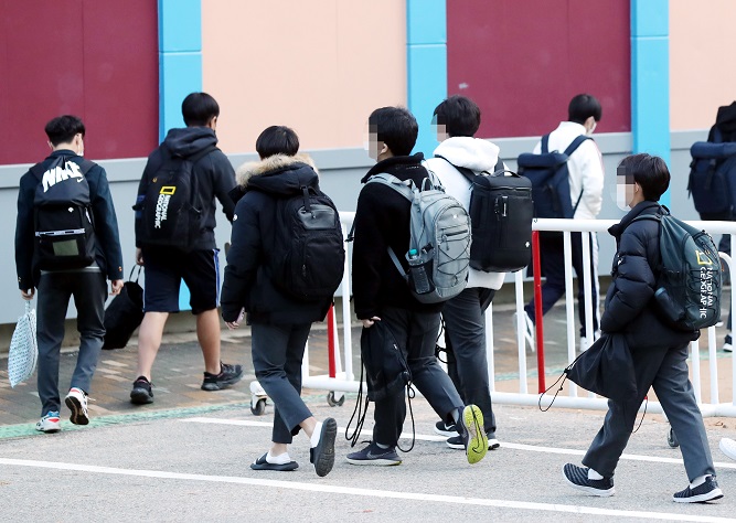 Students head to in-person classes at a middle school in Incheon on Nov. 22, 2021. (Yonhap)