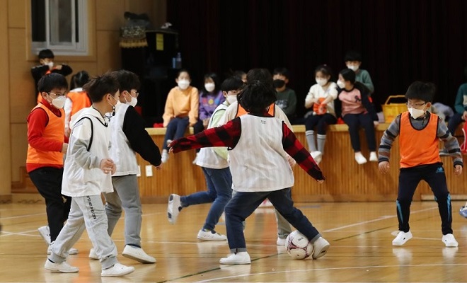 A sports class is under way at an elementary school in Daejeon on Nov. 22, 2021. (Yonhap)