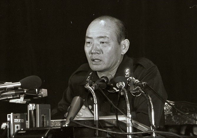 This file photo taken Nov. 6, 1979, shows Chun Doo-hwan, then head of the Security Command, speaking about investigation results of President Park Chung-hee's assassination.