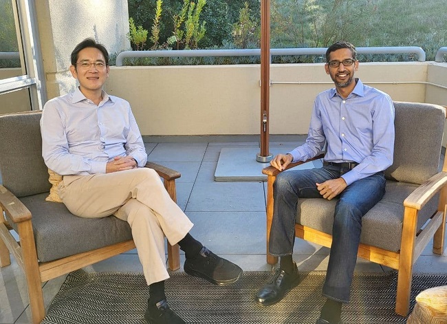 Samsung Electronics Vice Chairman Lee Jae-yong (L) poses for a photo with Sundar Pichai, CEO of Google LLC at the Googleplex, in Mountain View, California, on Nov. 22, 2021, in this photo provided by Samsung.