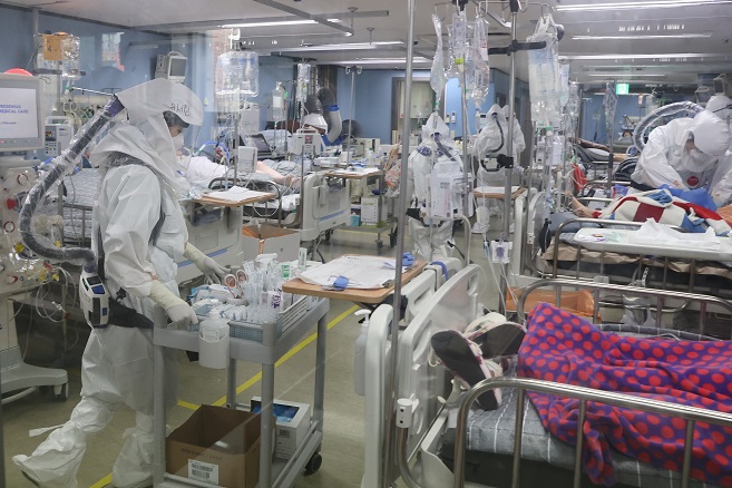 Medical workers in full protective gear care for COVID-19 patients at an intensive care unit of a COVID-only hospital in Pyeongtaek, 70 kilometers south of Seoul, on Nov. 23, 2021. (Yonhap)