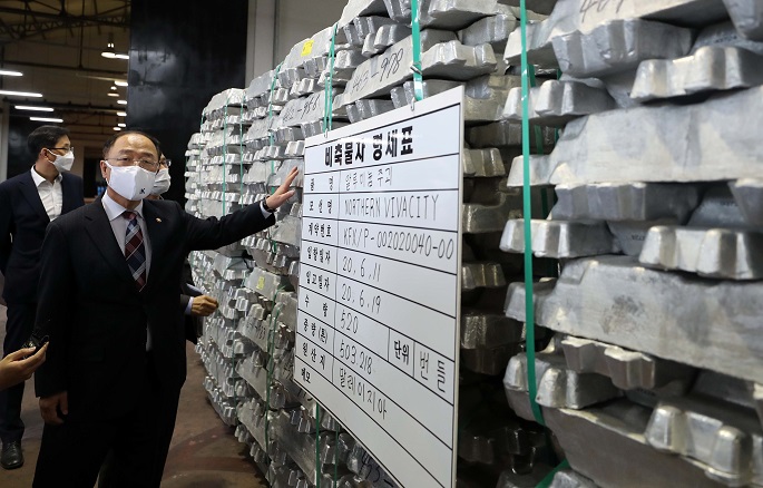 Finance Minister Hong Nam-ki visits a stockpile warehouse of the state-run procurement agency in Daejeon, 140 kilometers south of Seoul, to look around aluminium under storage (Yonhap).
