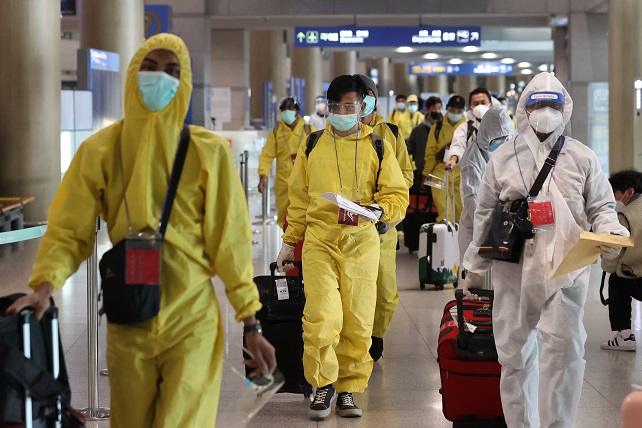 Passengers wearing protective gear arrive at Incheon airport, west of Seoul, amid the coronavirus pandemic on Nov. 29, 2021, as health authorities have imposed an entry ban on foreign arrivals from eight African countries, including South Africa, to block the inflow of the new COVID-19 variant omicron. (Yonhap)
