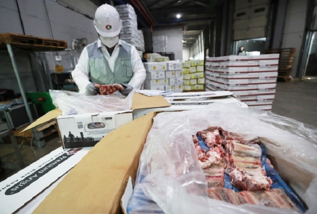 This undated file photo shows an inspector checking imported beef. (Yonhap)