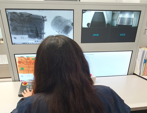 X-ray Machines Set Up at Incheon Airport Arrival Gates for Animal and Plant Quarantine