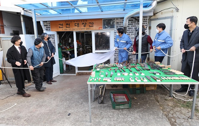 POSCO Provides Support to Traditional Korean Blacksmith