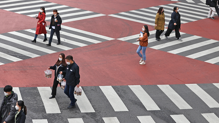 People crossing a street in Seoul in this file photo. (Yonhap)