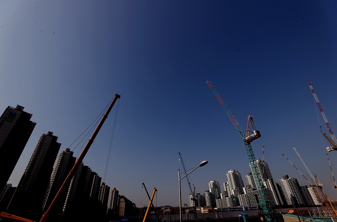An apartment complex construction site in Seoul (Yonhap)