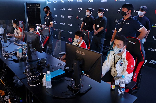In this file photo, Dungeon Fighter esports players representing South Korea compete against China at a three-nation esports competition in Seoul on Sept. 10, 2021. (Yonhap)
