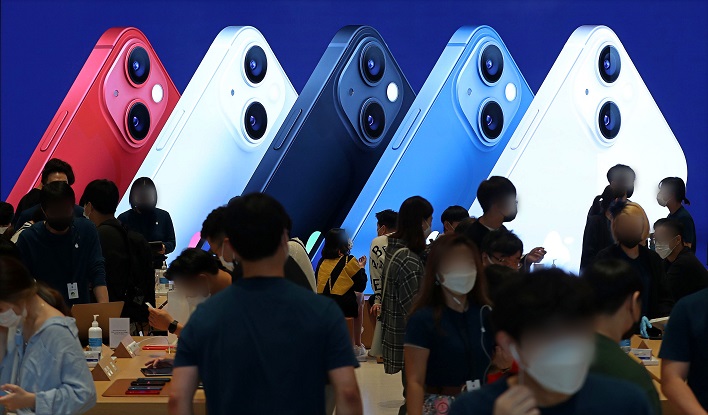 In this file photo, an Apple store in Seoul bustles with visitors as Apple Inc.'s new iPhone 13 smartphone was released on Oct. 8, 2021. (Pool photo) (Yonhap)