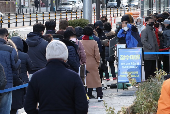 People line up to take a coronavirus test on Dec. 4, 2021, in front of a screening center set up at Songpa Ward in southern Seoul. (Yonhap)