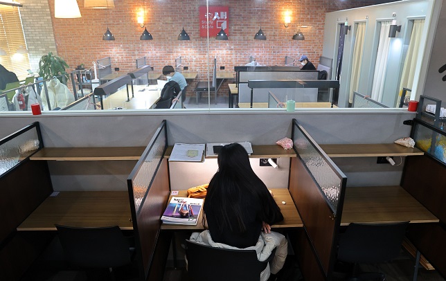 Students work in a study cafe in Suwon, south of Seoul on Dec. 5, 2021. (Yonhap)