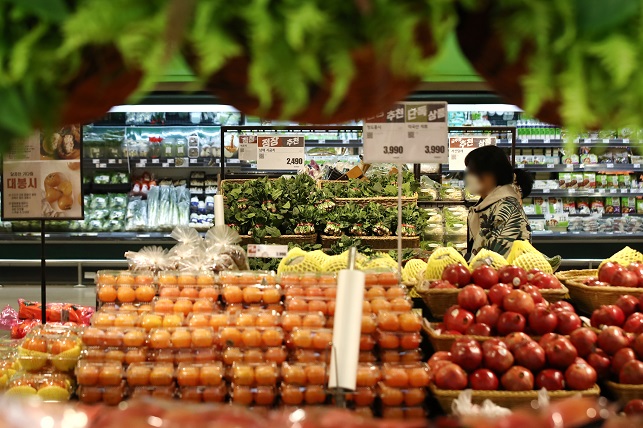 This photo, taken Dec. 6, 2021, shows citizens looking around groceries at a discount store in Seoul. (Yonhap)