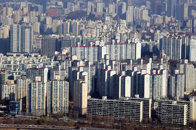 This photo shows a bird's eye view of an array of apartment compounds in Seoul on Dec. 8, 2021. (Yonhap)