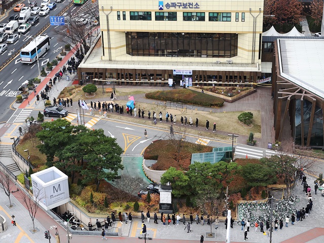 People form a line to receive tests at a COVID-19 testing station in Seoul on Dec. 10, 2021, when the country reported 7,022 new cases. (Yonhap)