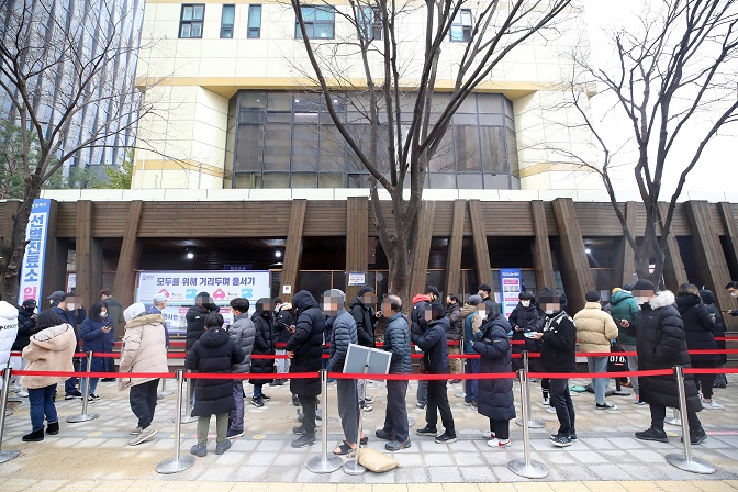 People wait in line to get tested for COVID-19 at a testing station in Seoul's eastern district of Songpa on Dec. 16, 2021. (Yonhap)