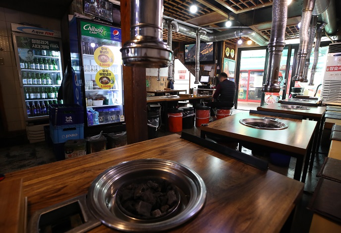 A barbecue restaurant in Seoul remains empty during lunch time on Dec. 16, 2021. (Yonhap)