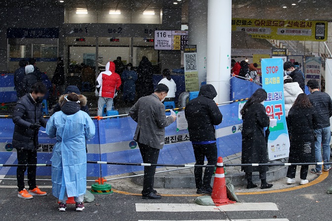 People wait to get tested for COVID-19 at a testing station in a snowy Gwangju, 329 kilometers southwest of Seoul, on Dec. 17, 2021. (Yonhap)