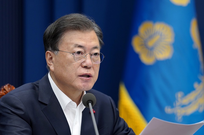 This photo, taken on Dec. 21, 2021, shows President Moon Jae-in speaking during a Cabinet meeting at the presidential office Cheong Wa Dae in Seoul. (Yonhap)