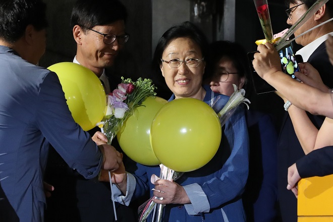 This file photo from Aug. 23, 2017, shows Han Myeong-sook (C), who served as prime minister during the liberal Roh Moo-hyun administration, being released from a detention center in Uijeongbu, north of Seoul, after serving her full two-year prison sentence. (Yonhap)