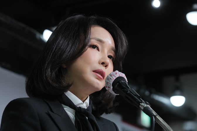 Kim Keon-hee, the wife of People Power Party presidential candidate Yoon Suk-yeol, speaks during a press conference at the party's headquarters in Seoul on Dec. 26, 2021. (Yonhap)