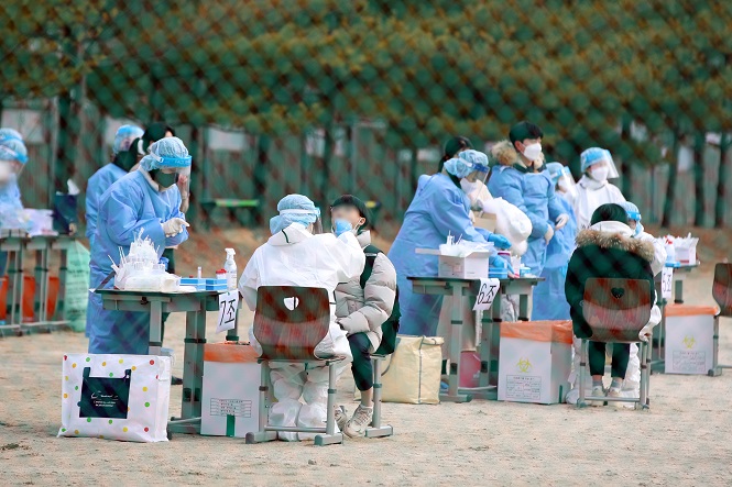 Tests are under way on all students at a middle school in Gwangju, 329 kilometers south of Seoul, on Dec. 28, 2021, when the country reported 3,865 new COVID-19 cases. (Yonhap)