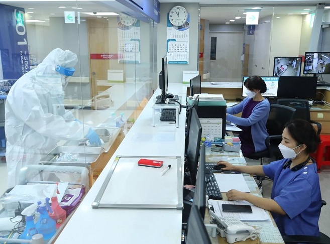 Medical workers are on duty at a COVID-only hospital in Seoul, on Dec. 29, 2021, when no patients were on waiting lists for hospitalization nationwide for the first time in 56 days. (Yonhap)