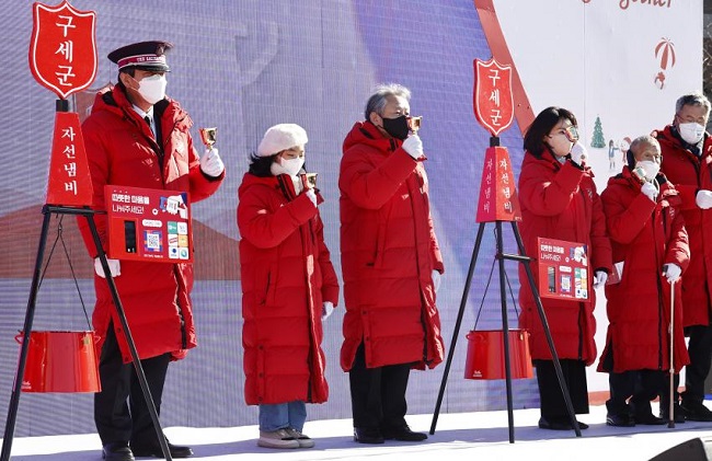 Participants ring bells at a plaza in front of Seoul City Hall on Dec. 1, 2021, during a ceremony to mark the start of the charity organization Salvation Army's year-end donation campaign. (Yonhap)