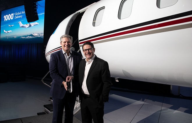 Patrick Gallagher, NetJets’ President, Sales, Marketing and Services, receives the key to the Global 7500 from Éric Martel, Bombardier’s CEO and President.